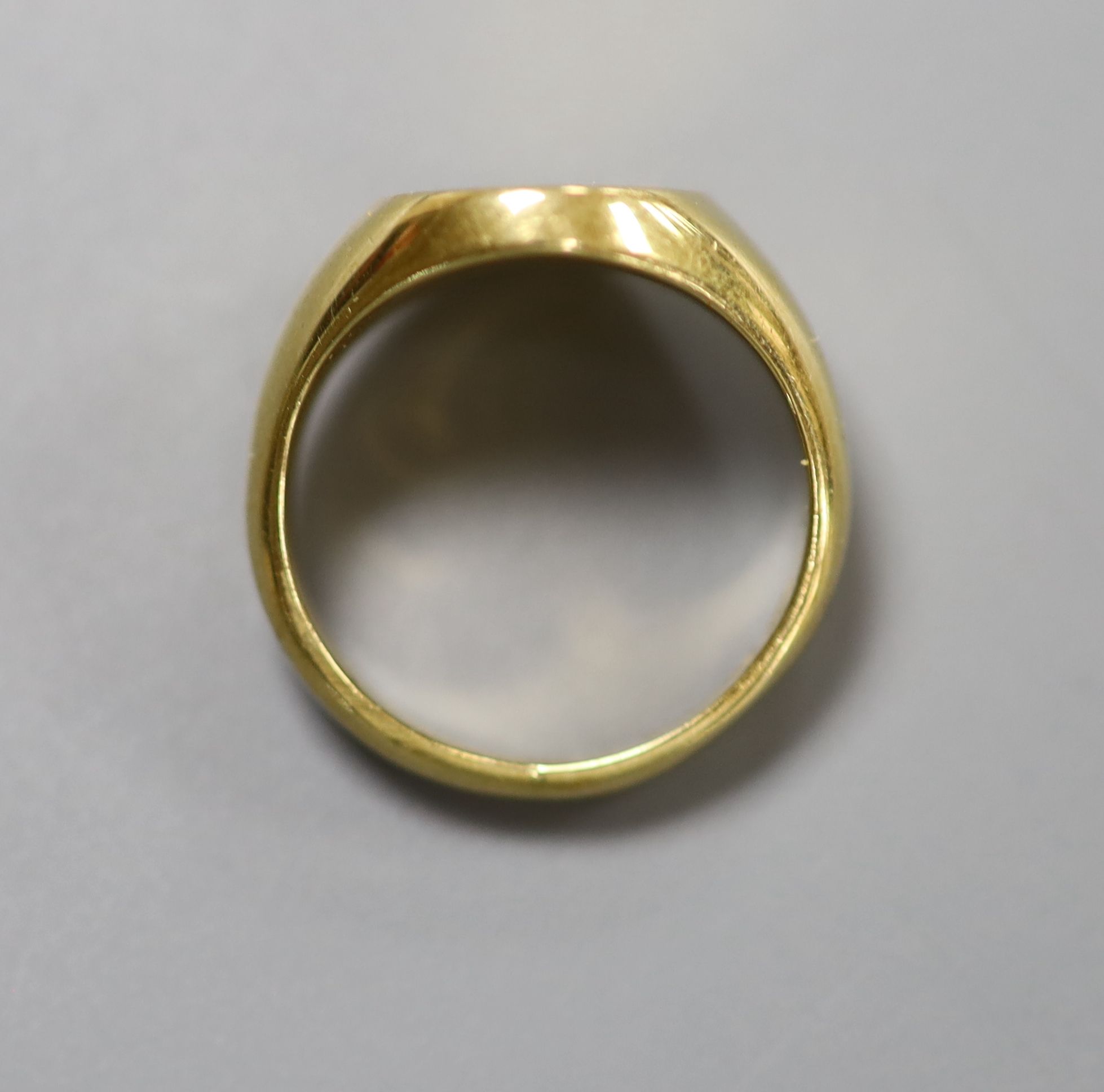 A modern 18ct gold small signet ring, size G